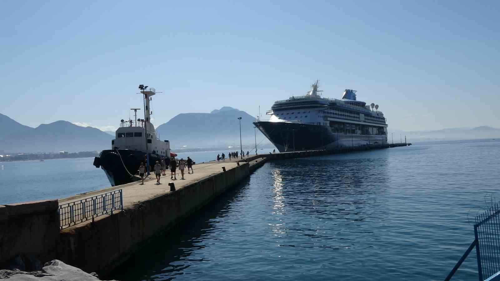 Bahama bandıralı kruvaziyer Alanya&rsquo;ya demirledi
