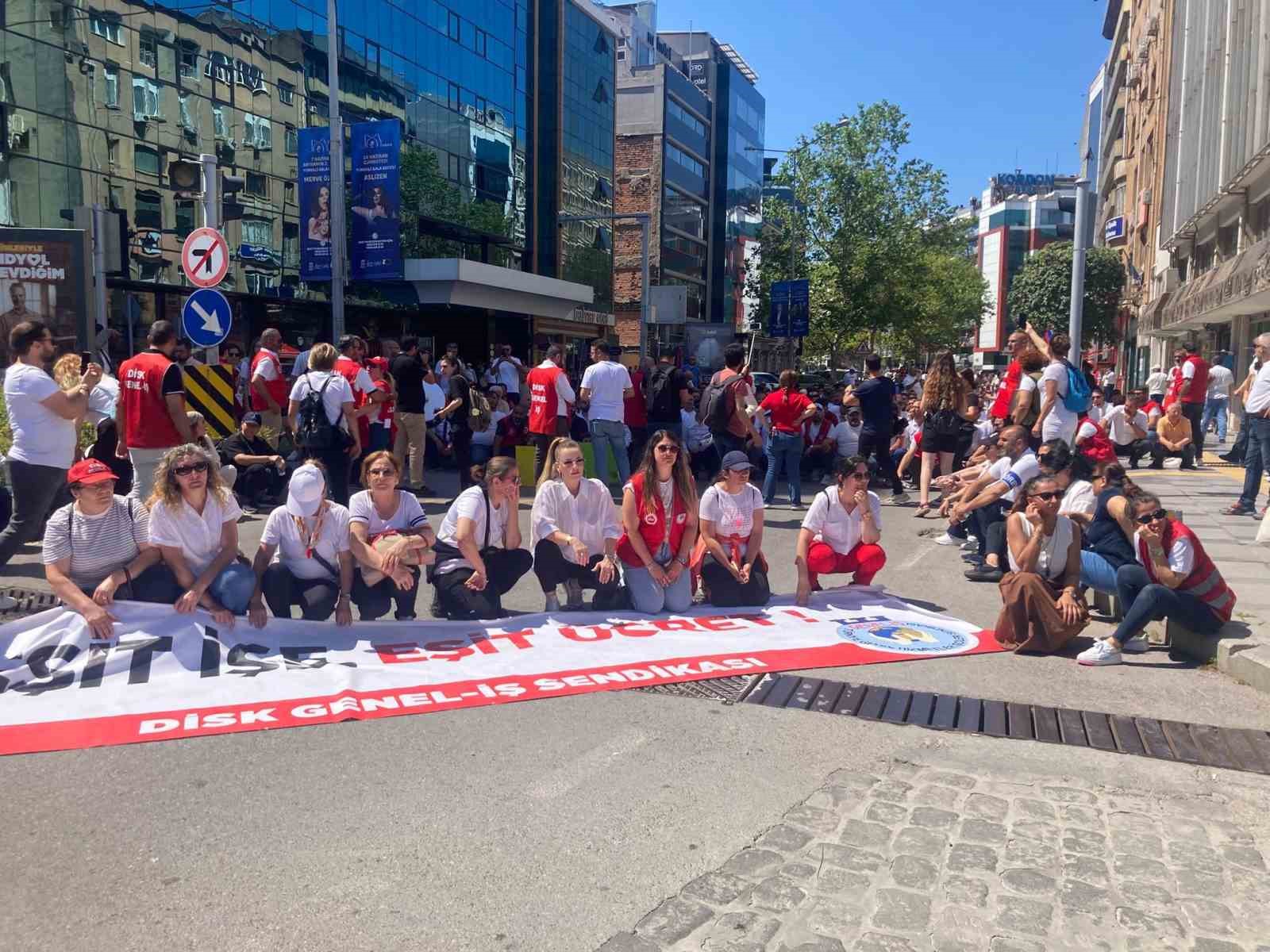 DİSK Şube Başkanı Gül’den Başkan Tugay’a: "Arayacağım başkanı ’Başkanım gel, burada çöp var, temizle’ diyeceğim bundan sonra"
