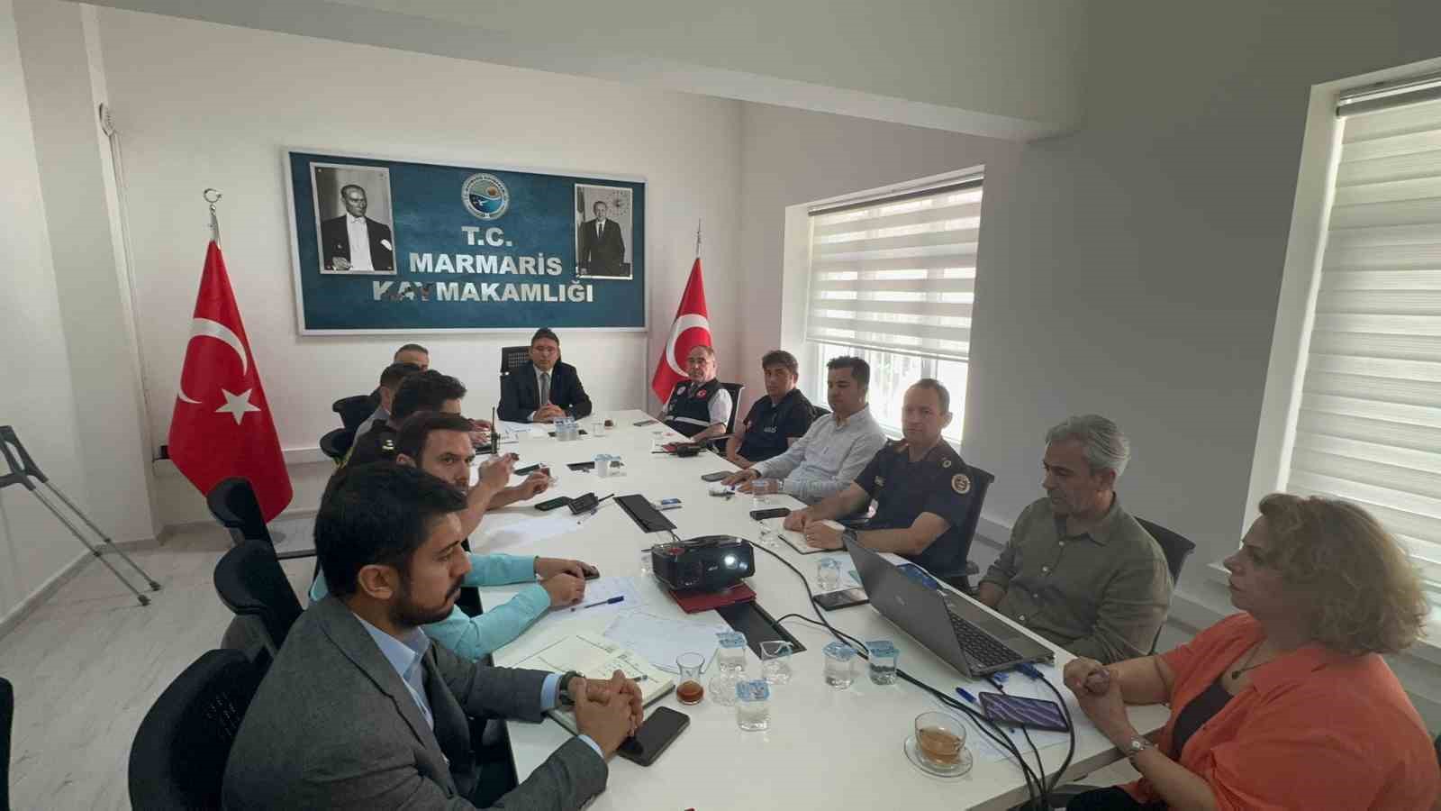 Marmaris’te deprem sonrası sahaya çıkan ekipler incelemelerini sürdürüyor