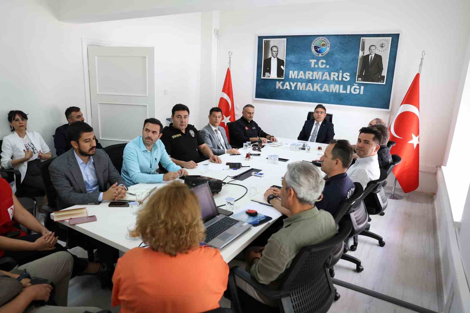 Marmaris’te deprem sonrası sahaya çıkan ekipler incelemelerini sürdürüyor
