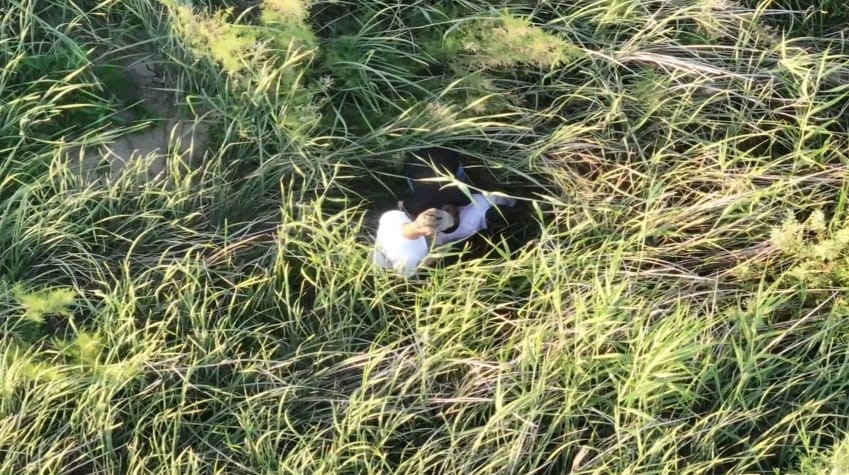 Polis kontrolünden kaçarken yol kenarına attıkları torbadan uyuşturucu çıktı