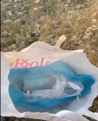 Polis kontrolünden kaçarken yol kenarına attıkları torbadan uyuşturucu çıktı
