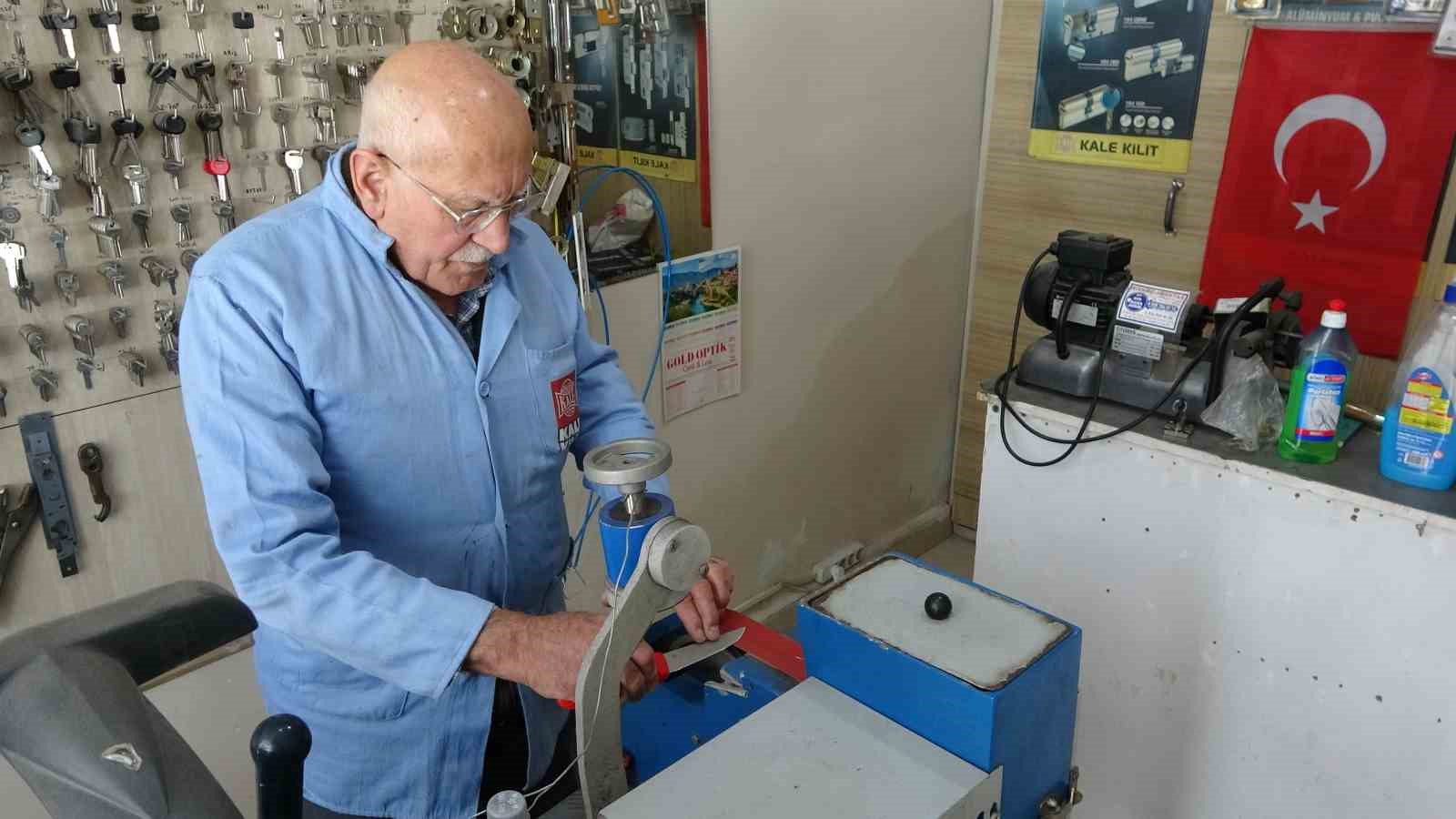 Kütahya’da Kurban Bayramı öncesi ustaların bıçak bileme mesaisi başladı