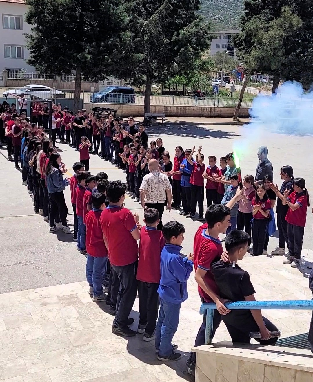 Meşale ve konfetilerle uğurlanan emektar öğretmenden duygulandıran öğütler
