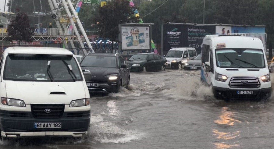 Trabzon şehir merkezi yağmura teslim oldu
