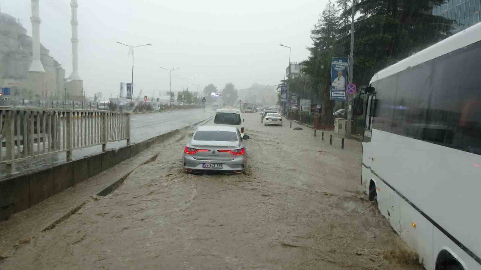 Trabzon şehir merkezi yağmura teslim oldu
