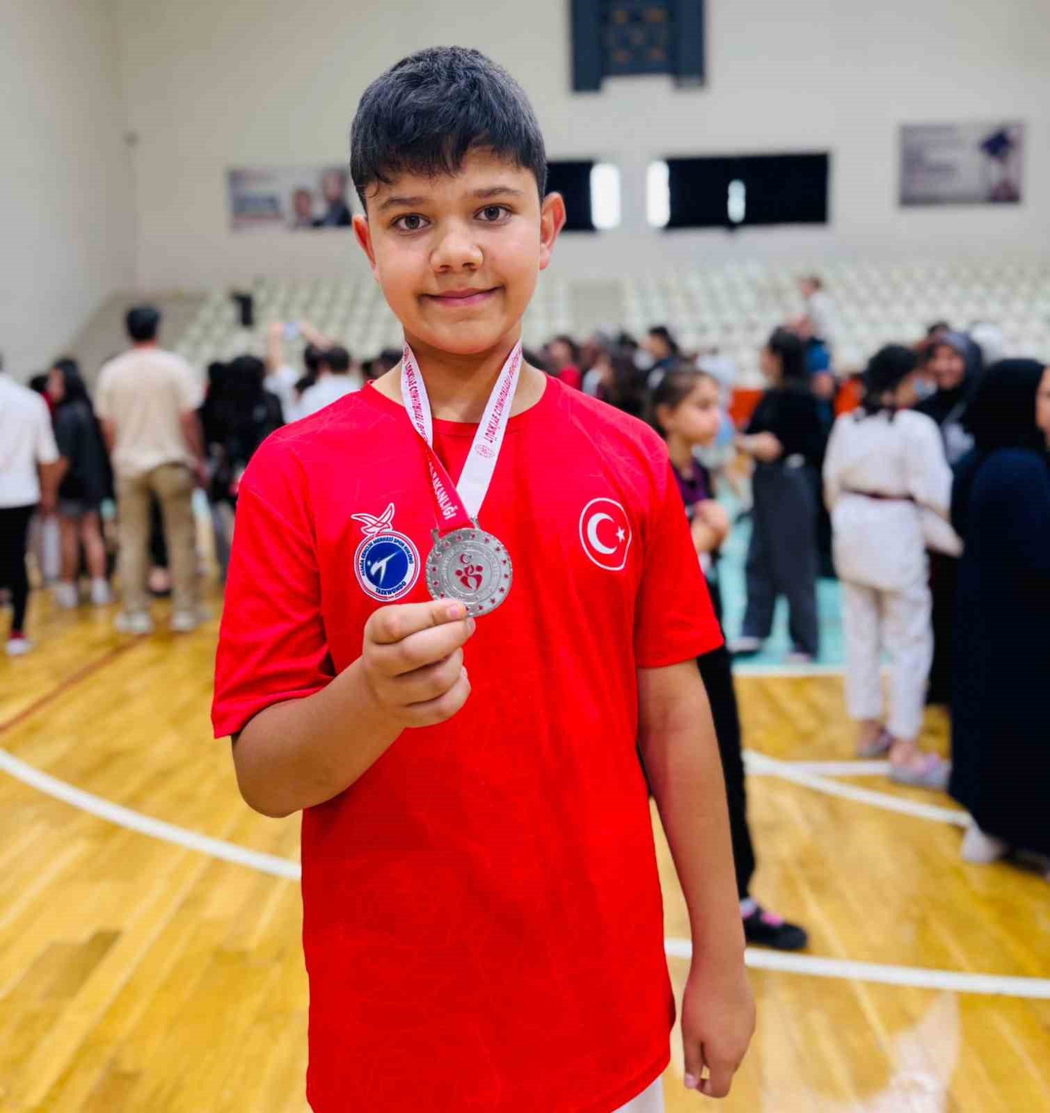İzmir taekwondo müsabakalarında Aliağa’da 20 madalya sevinci