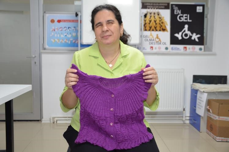 Görme engelli Çiler Kocaman dünyasını örgüyle güzelleştiriyor