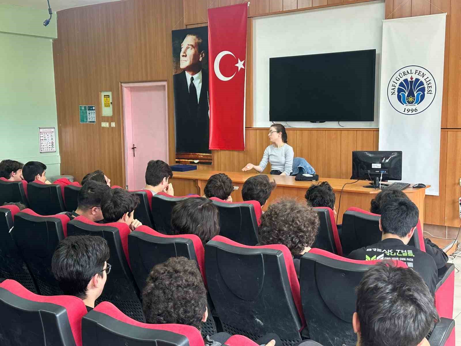 Kütahya’da Araştırma Görevlisi Hidayet Pütün öğrencilerle buluştu