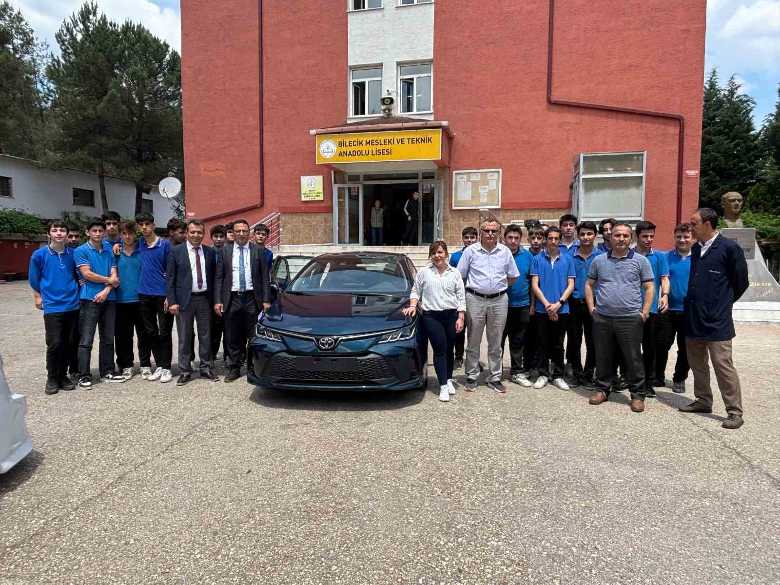 Bilecik Meslek Lisesi’ne eğitim desteği, sıfır kilometre araç hibe edildi