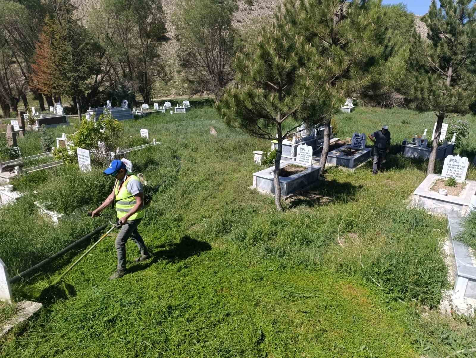 İl Özel İdaresi ekipleri mezarlıklarda bayram temizliği başlattı