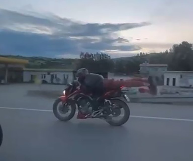 Tehlikeli akım, motosikleti yüzüstü yatarak sürdü