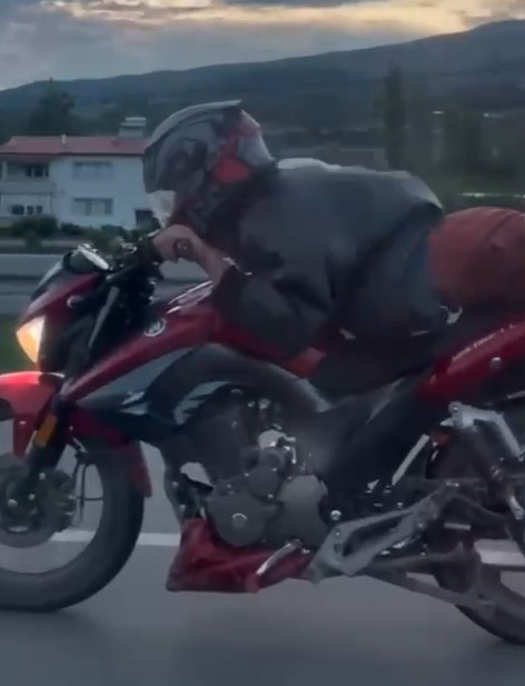 Tehlikeli akım, motosikleti y&uuml;z&uuml;st&uuml; yatarak s&uuml;rd&uuml;
