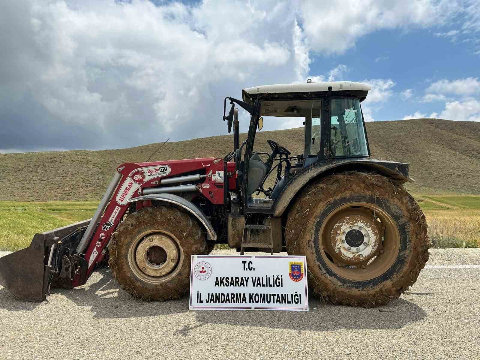 Aranan şahıs, çaldığı traktörle tarlada yakalandı