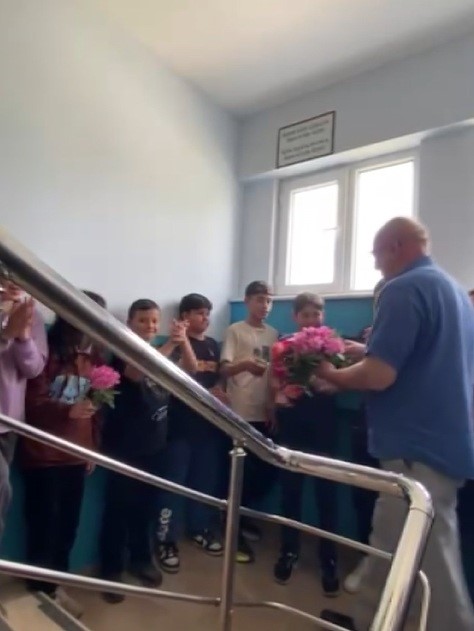 Emekliye ayrılacak okul m&uuml;d&uuml;r&uuml;n&uuml; şaşırtan t&ouml;ren
