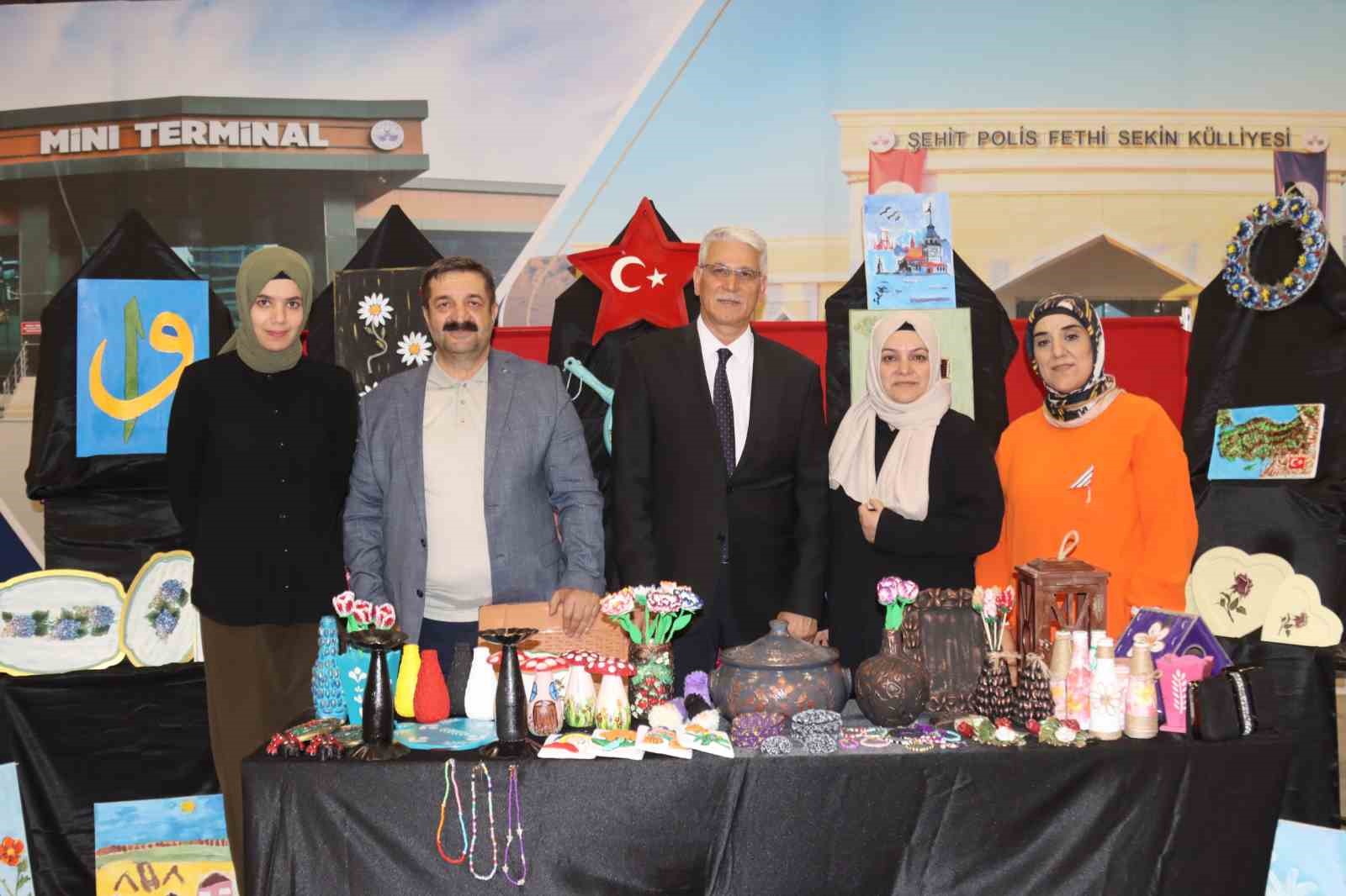 Elazığ’da kursiyerlerin el emekleri görücüye çıktı