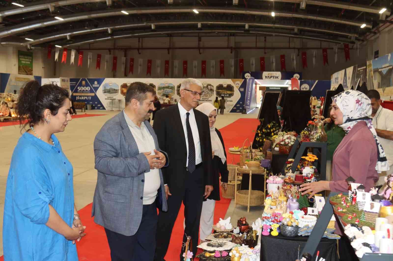 Elazığ&rsquo;da kursiyerlerin el emekleri g&ouml;r&uuml;c&uuml;ye &ccedil;ıktı
