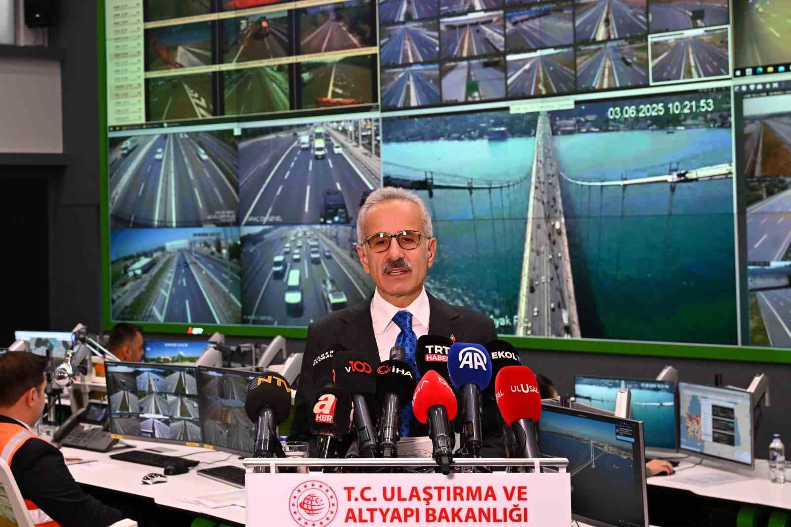 Bakan Uraloğlu: "Bayram süresince devlet ve il yollarından oluşan 68 bin 620 kilometrelik yol ağımızda 7/24 görev başında kalacağız"