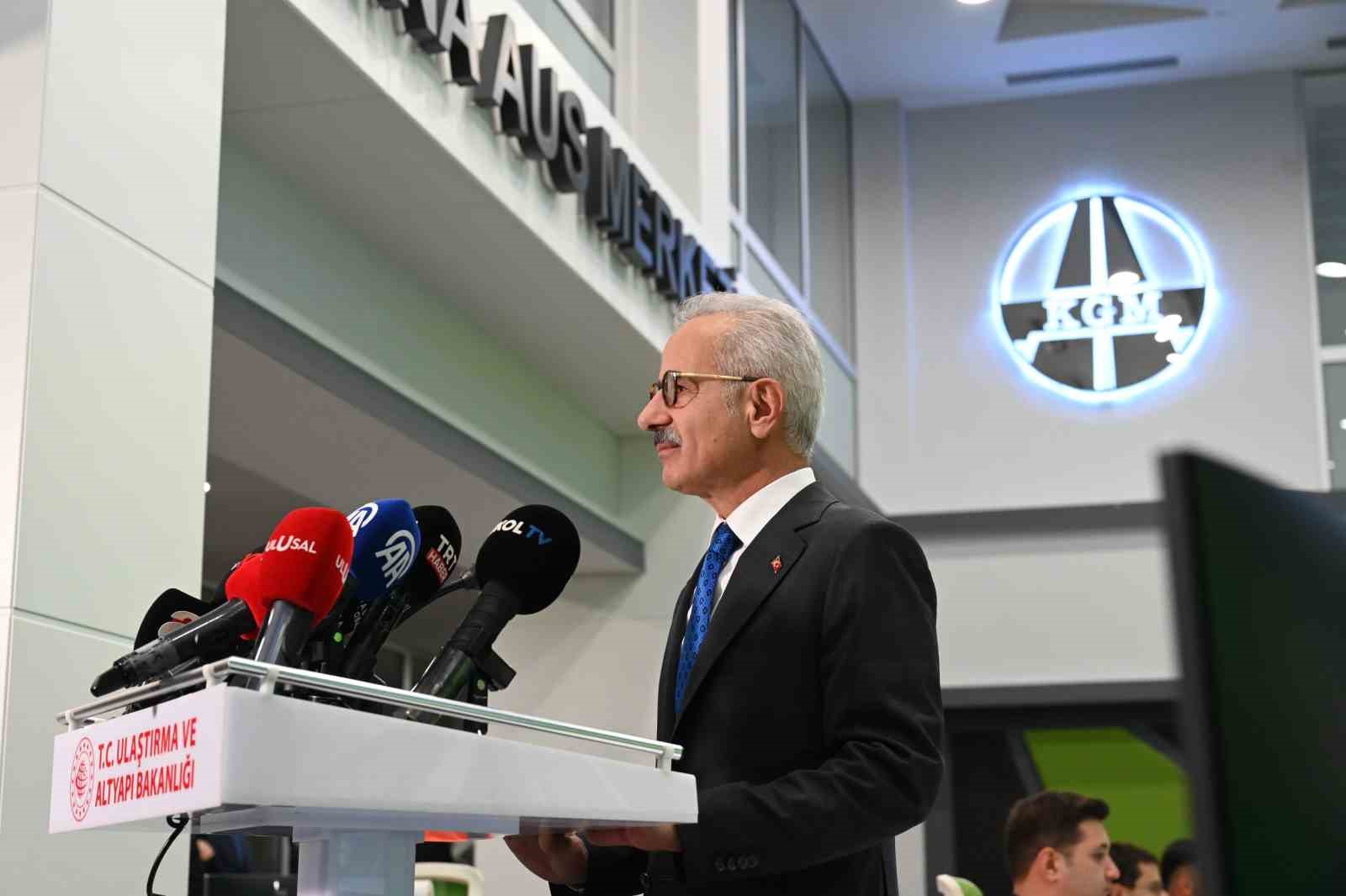 Bakan Uraloğlu: "Bayram süresince devlet ve il yollarından oluşan 68 bin 620 kilometrelik yol ağımızda 7/24 görev başında kalacağız"
