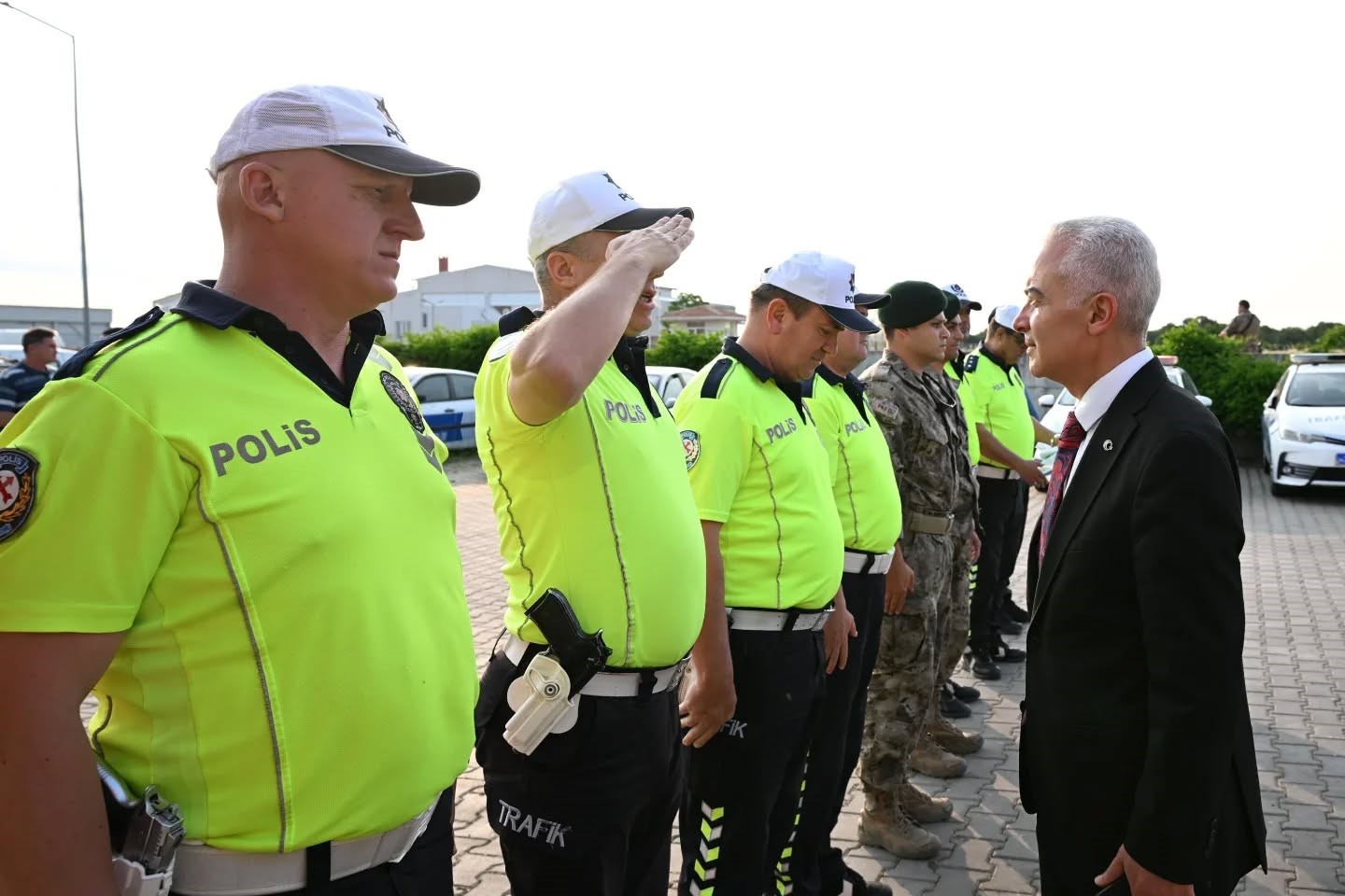 Kırklareli Valisi Turan, bayram öncesi emniyet mensupları ile bir araya geldi
