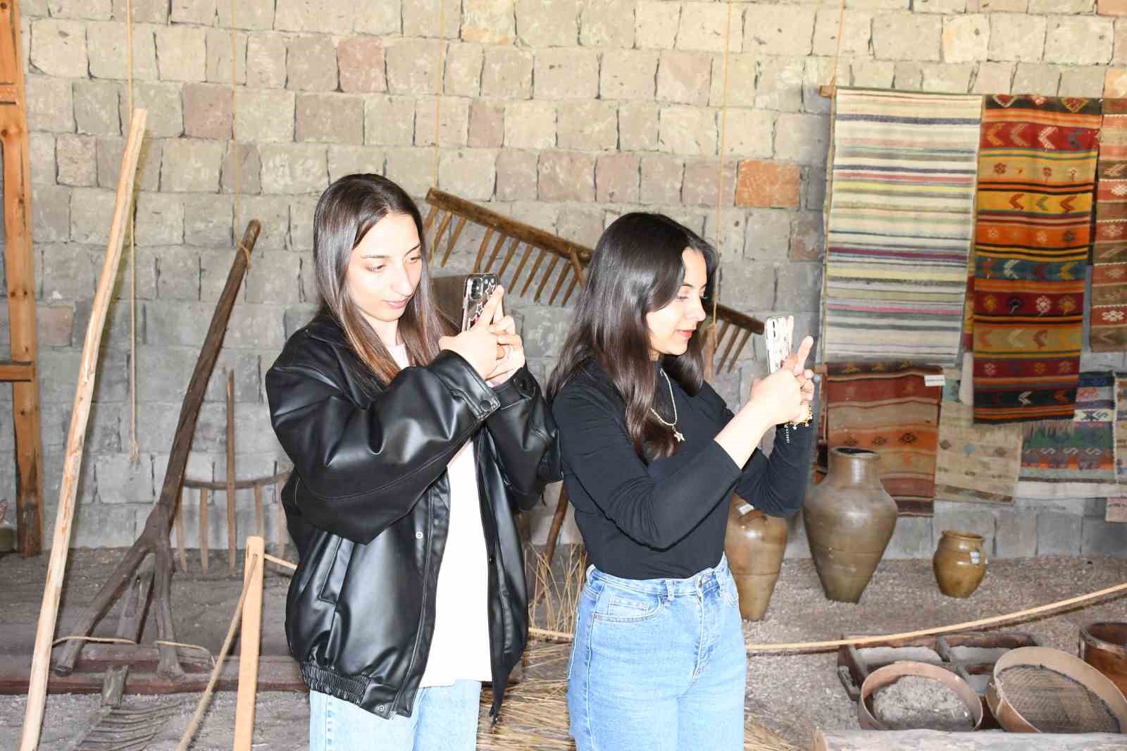 Kendi imkânlarıyla oluşturduğu müzede, Hitit döneminden günümüze kadar eserler bulunuyor
