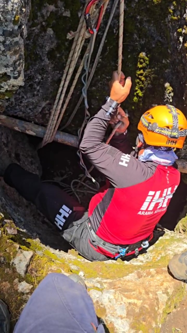 D&uuml;şt&uuml;ğ&uuml; mağarada 3 g&uuml;n mahsur kalan ke&ccedil;iyi kurtarma ekipleri &ccedil;ıkardı
