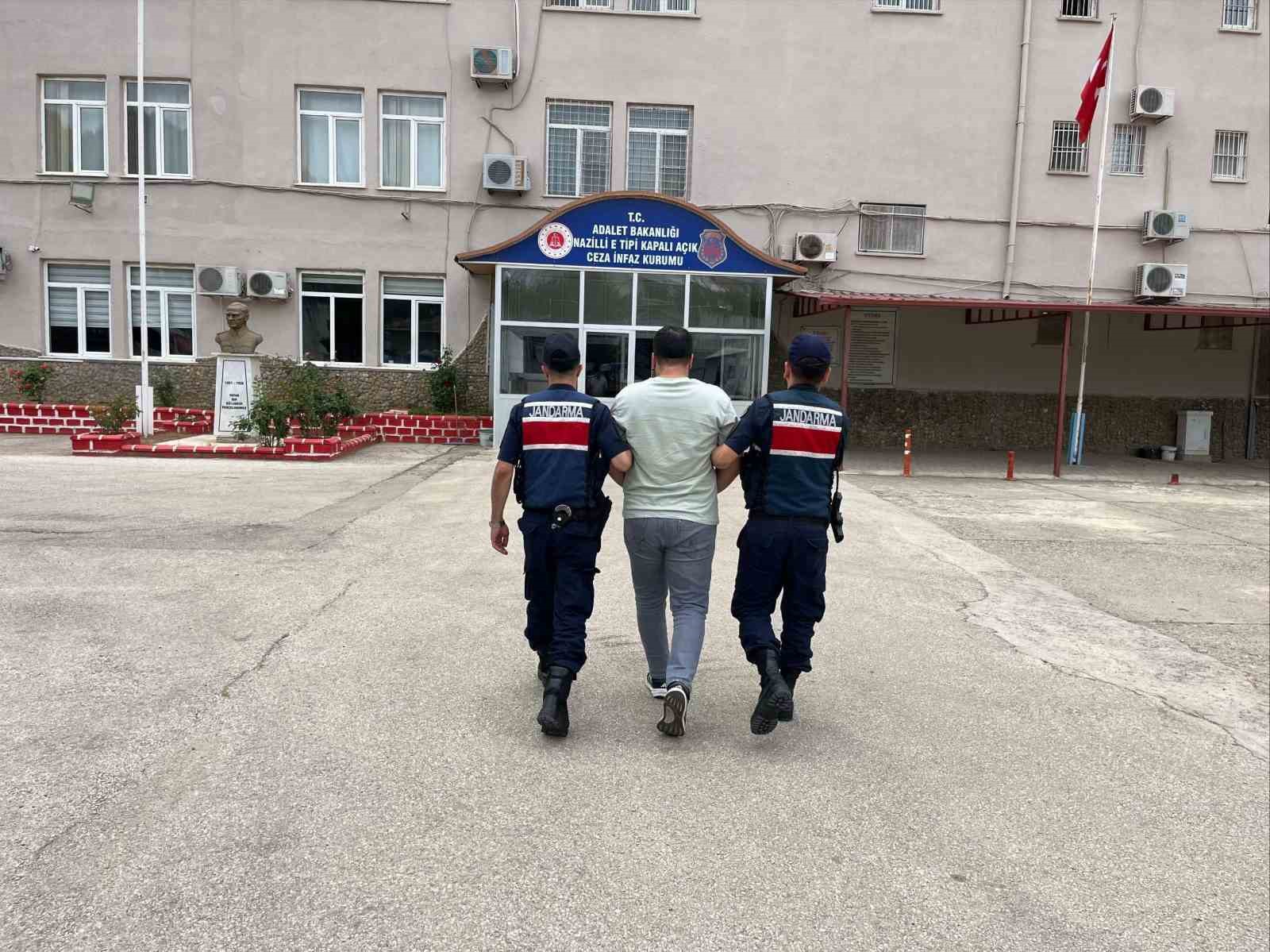 Aranan şahıslar jandarmadan kaçamadı