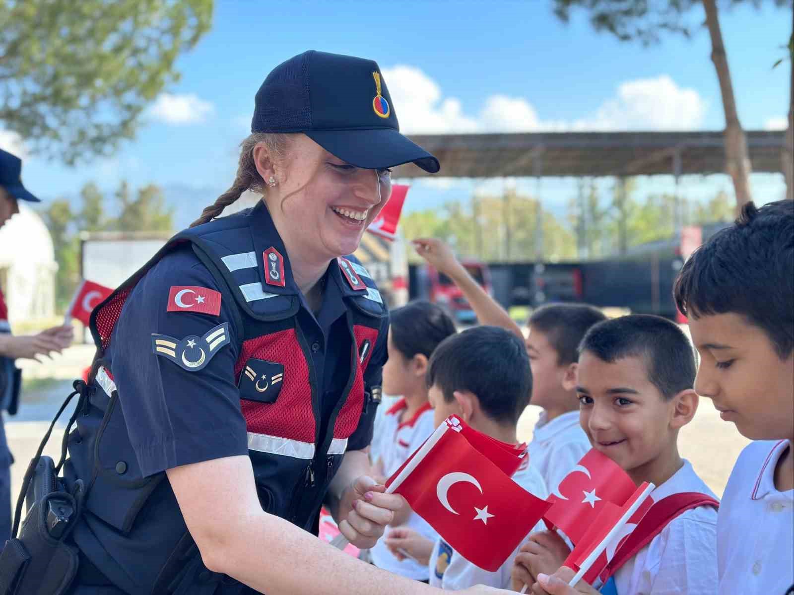 Jandarma, minik &ouml;ğrencileri ağırladı
