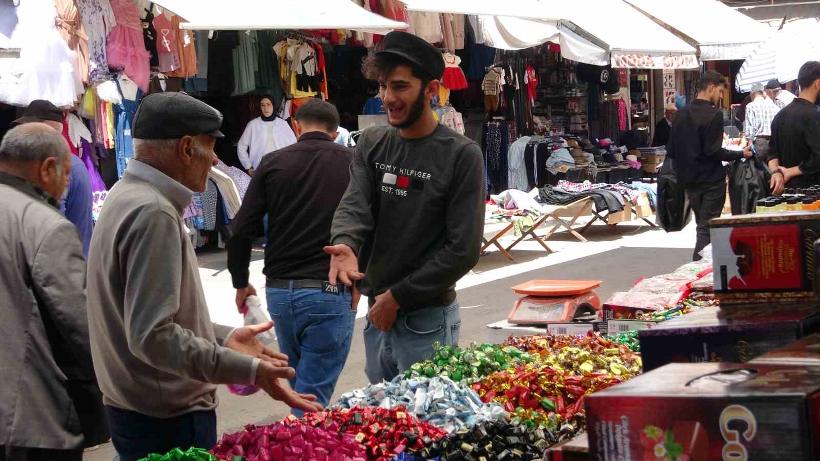 Van’da bayram telaşı başladı: Çarşı ve pazarda renkli görüntüler