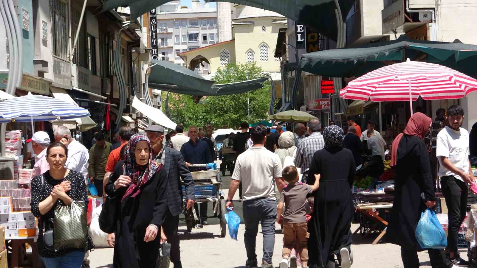Van&rsquo;da bayram telaşı başladı: &Ccedil;arşı ve pazarda renkli g&ouml;r&uuml;nt&uuml;ler
