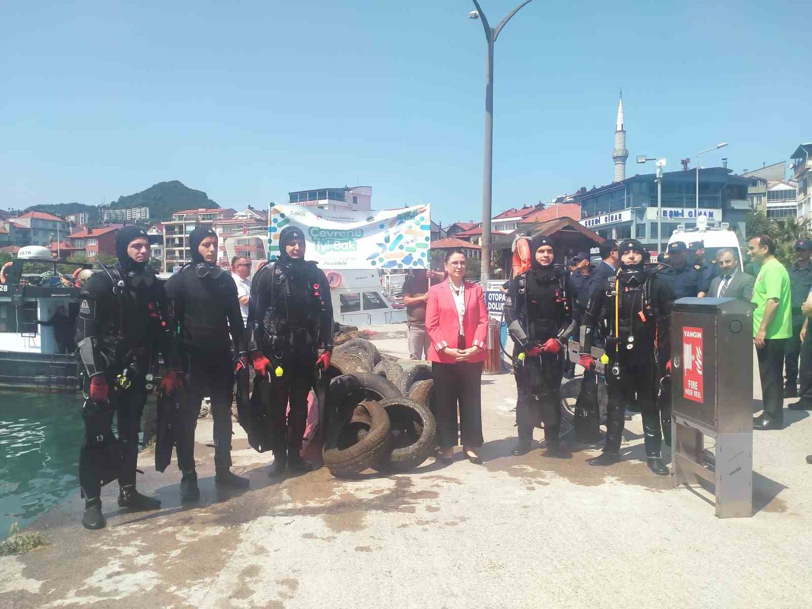 Amasra&rsquo;da dalgı&ccedil;lar limandaki &ccedil;&ouml;pleri temizledi
