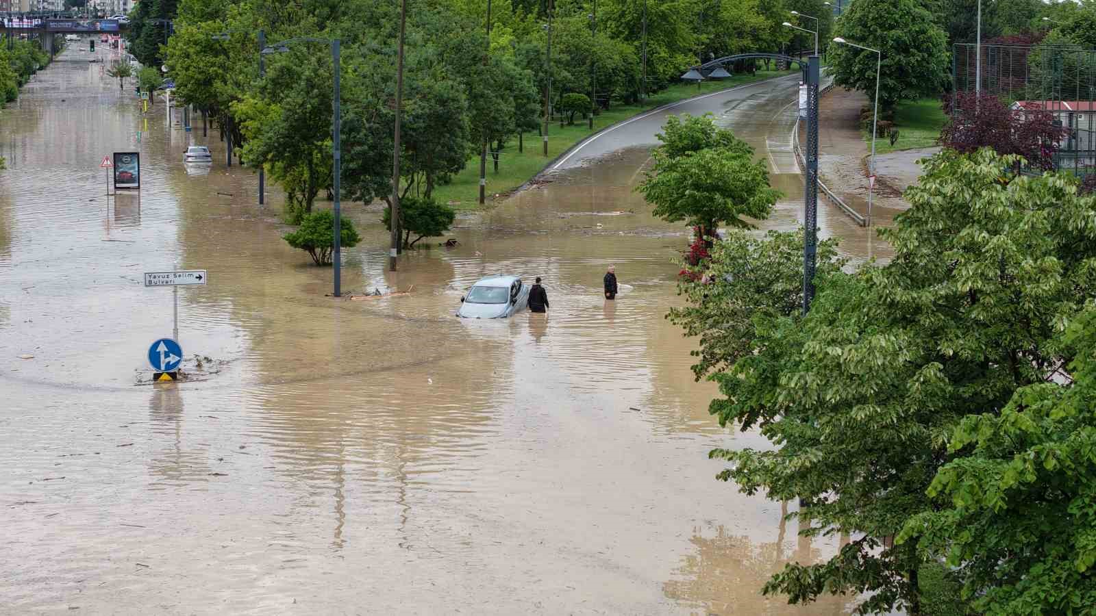 Trabzon&rsquo;da eski devlet sahil yolu sular altında
