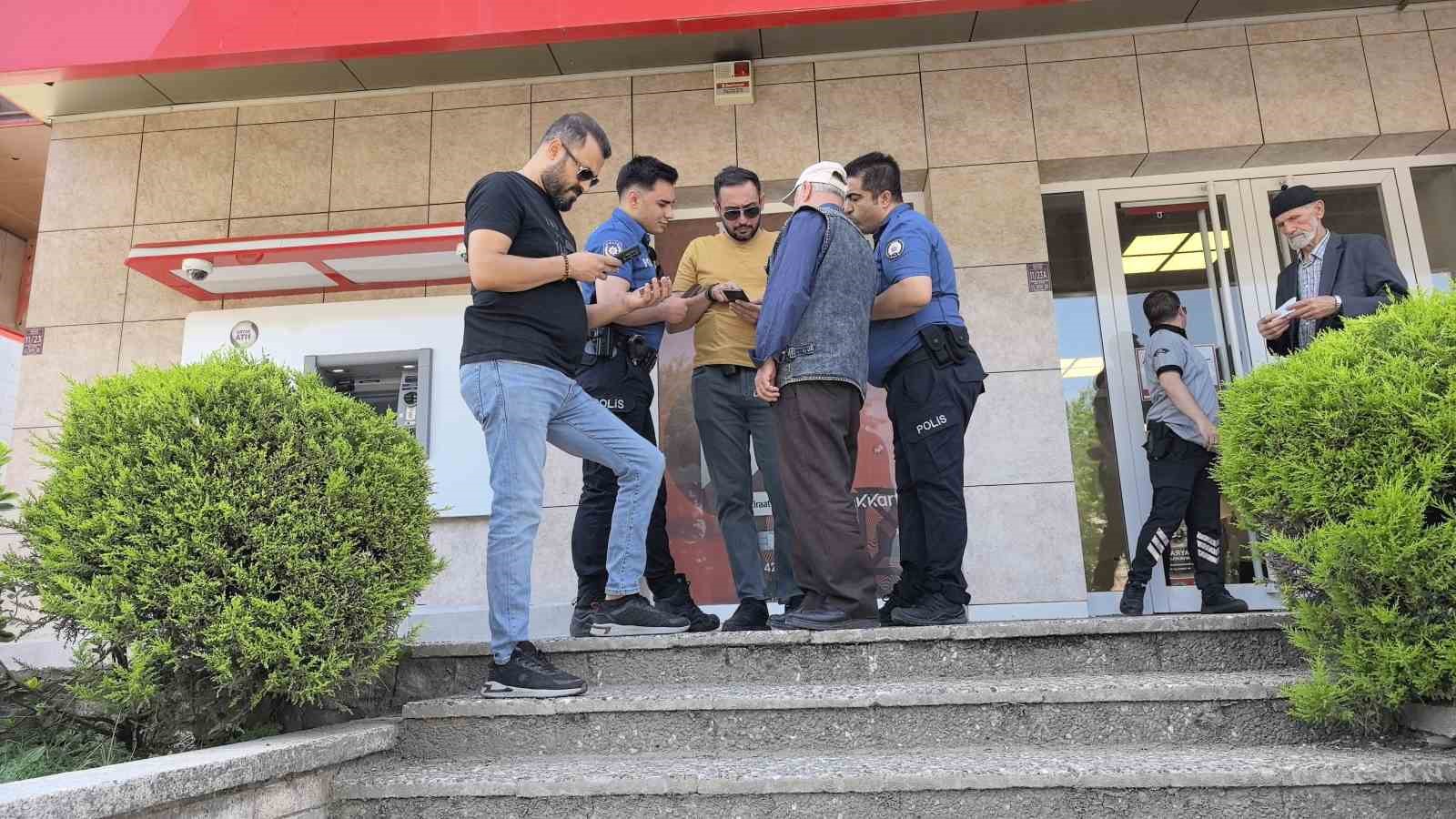 Yaşlı adamın 100 bin lirasını polis ekipleri kurtardı