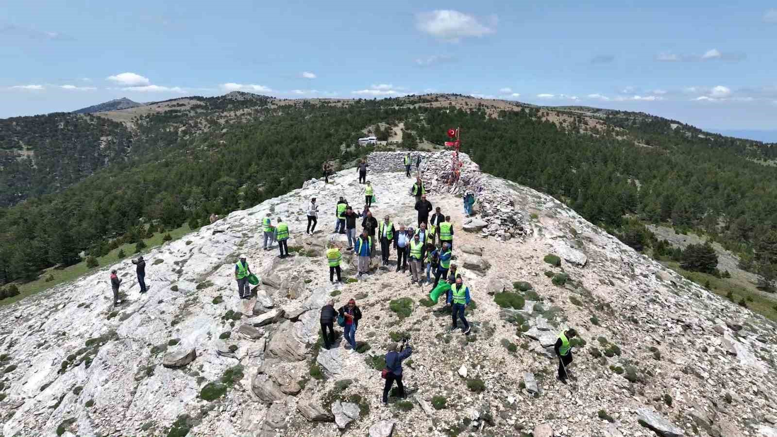 Kazdağları zirvesinde çevre temizliği