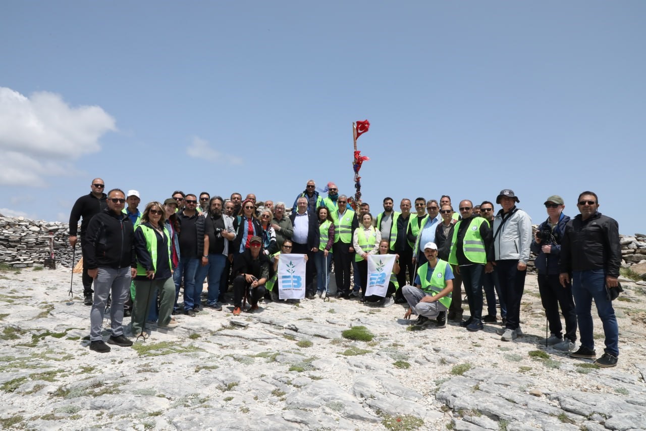 Kazdağları zirvesinde &ccedil;evre temizliği
