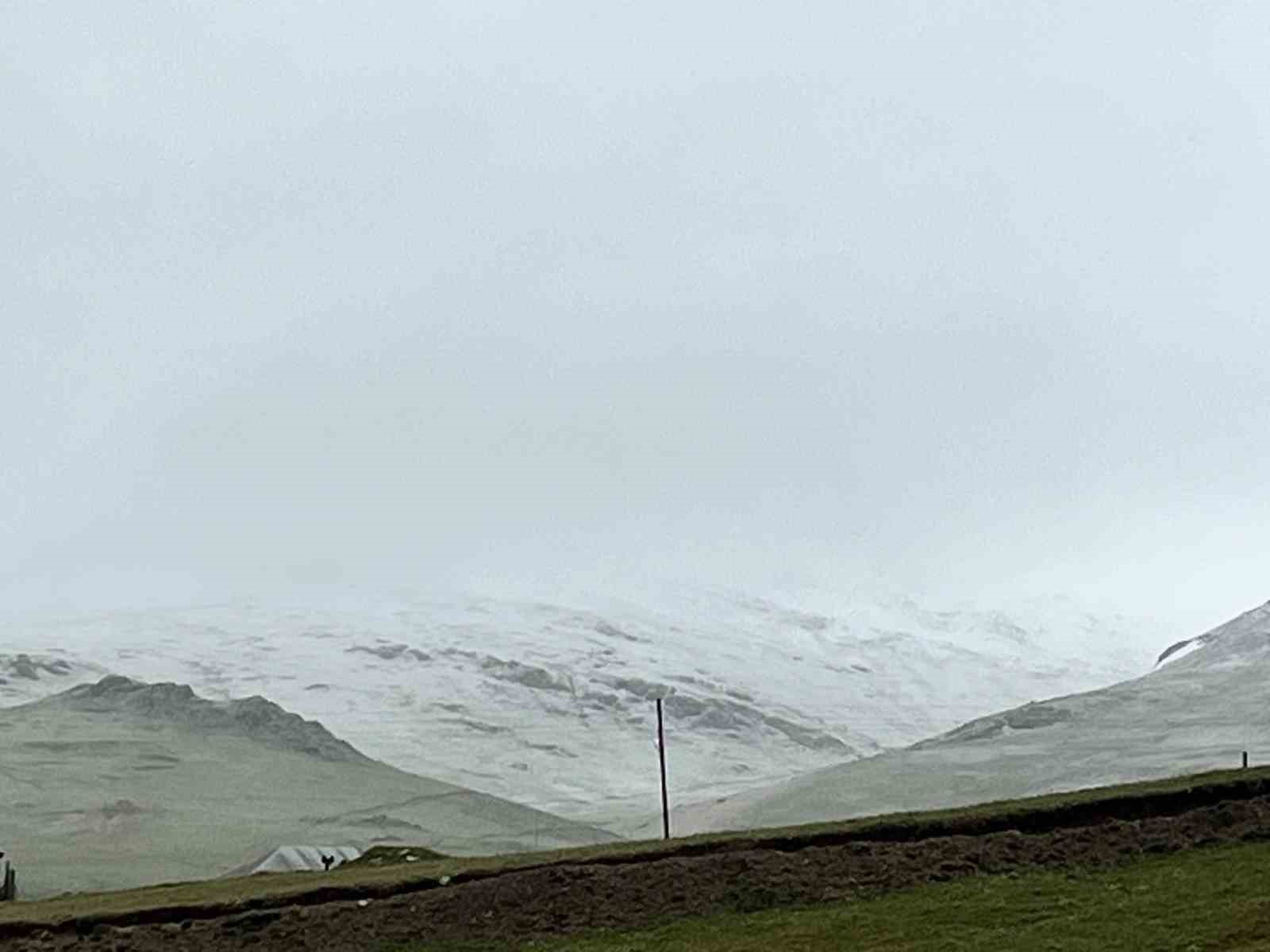 Gümüşhane’nin zirveleri Haziran ayında beyaza büründü