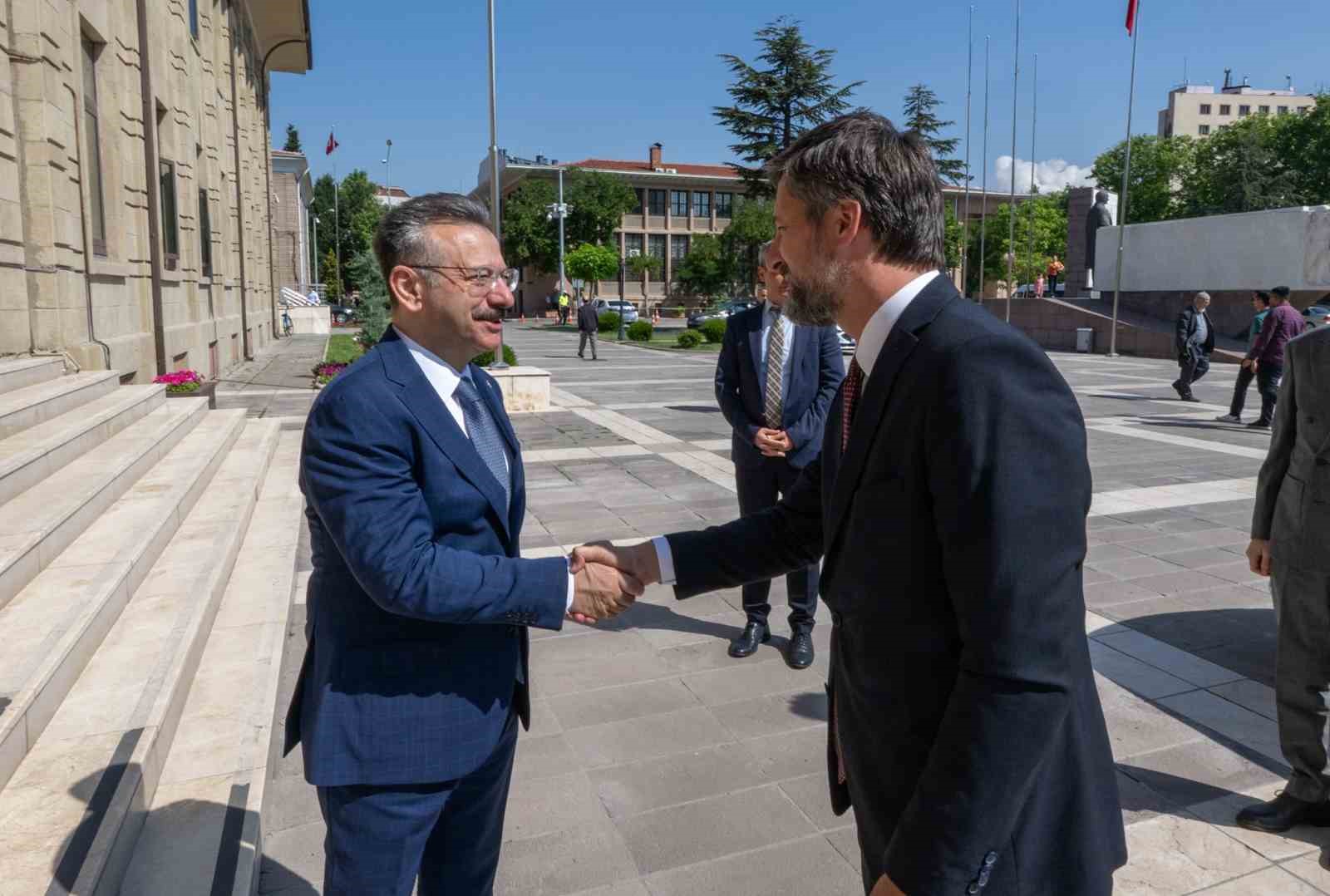 Valisi H&uuml;seyin Aksoy, B&uuml;y&uuml;kel&ccedil;i Viktor Matis&rsquo;i makamında kabul etti
