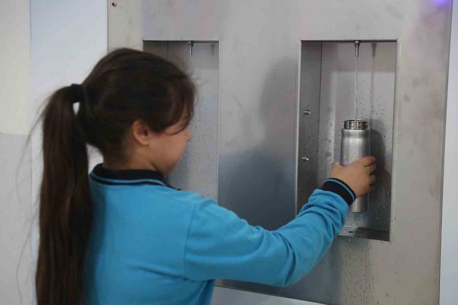 Merkezefendi Belediyesi 15 okula 30 steril içme suyu ünitesi yerleştirdi
