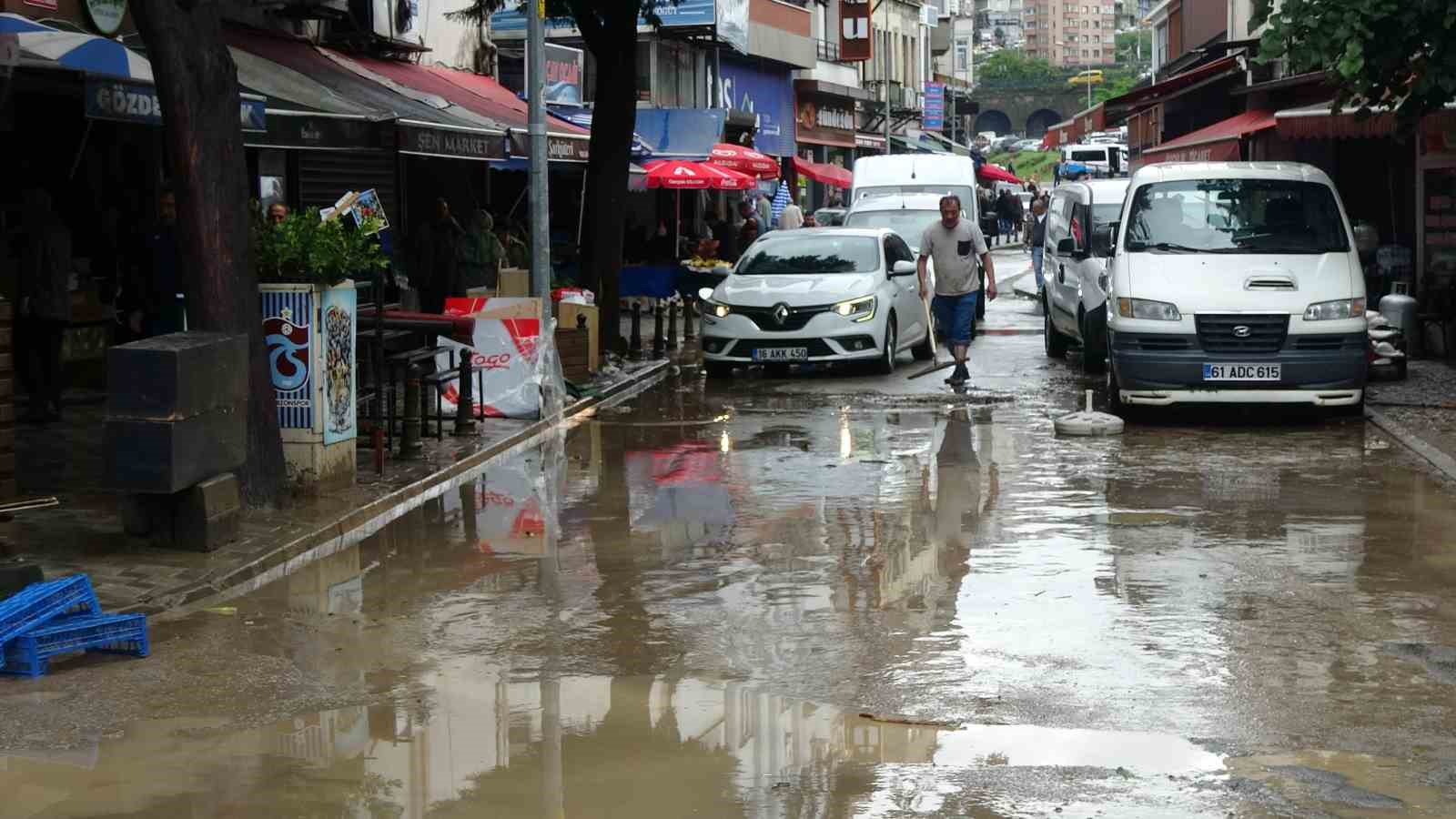 Trabzon’da sular çekilmeye, esnaf da temizliğe başladı
