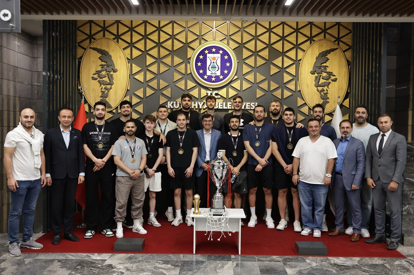 Başkan Eyüp Kahveci, Şampiyon Kütahya Belediyespor Basketbol Takımını makamında ağırladı