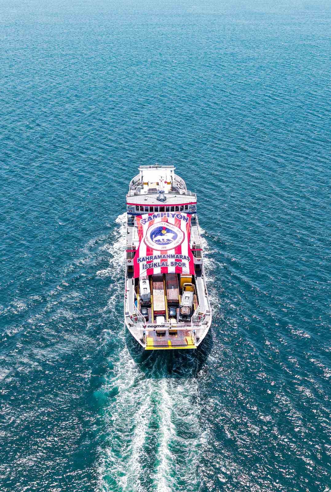 ’Şampiyon Kahramanmaraş İstiklalspor’ yazılı dev pankart denizde dalgalandı