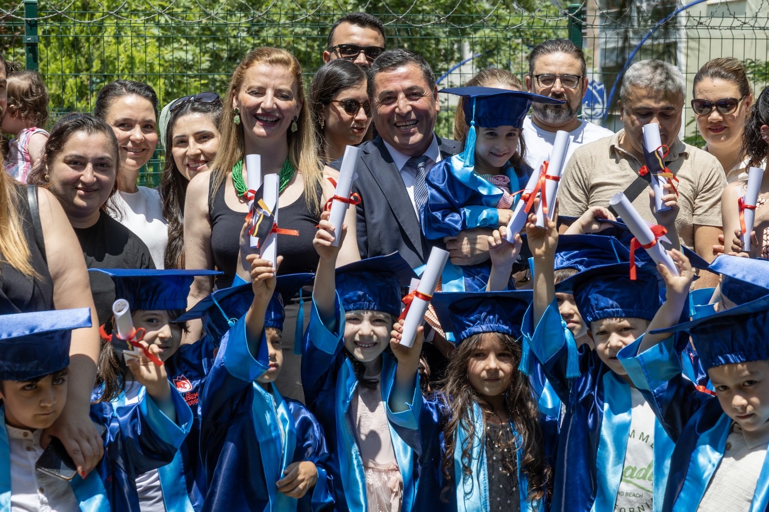 Minik öğrencilerin mezuniyet heyecanı