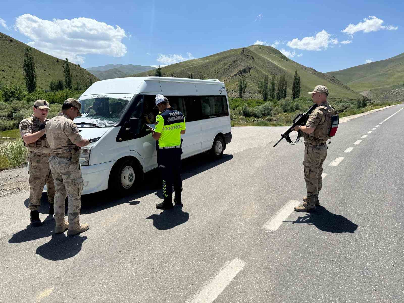 Hakkâri’de yol uygulaması, 5 sürücüye ceza
