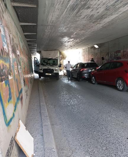 Bayrampaşa’da kamyonet alt geçide sıkıştı
