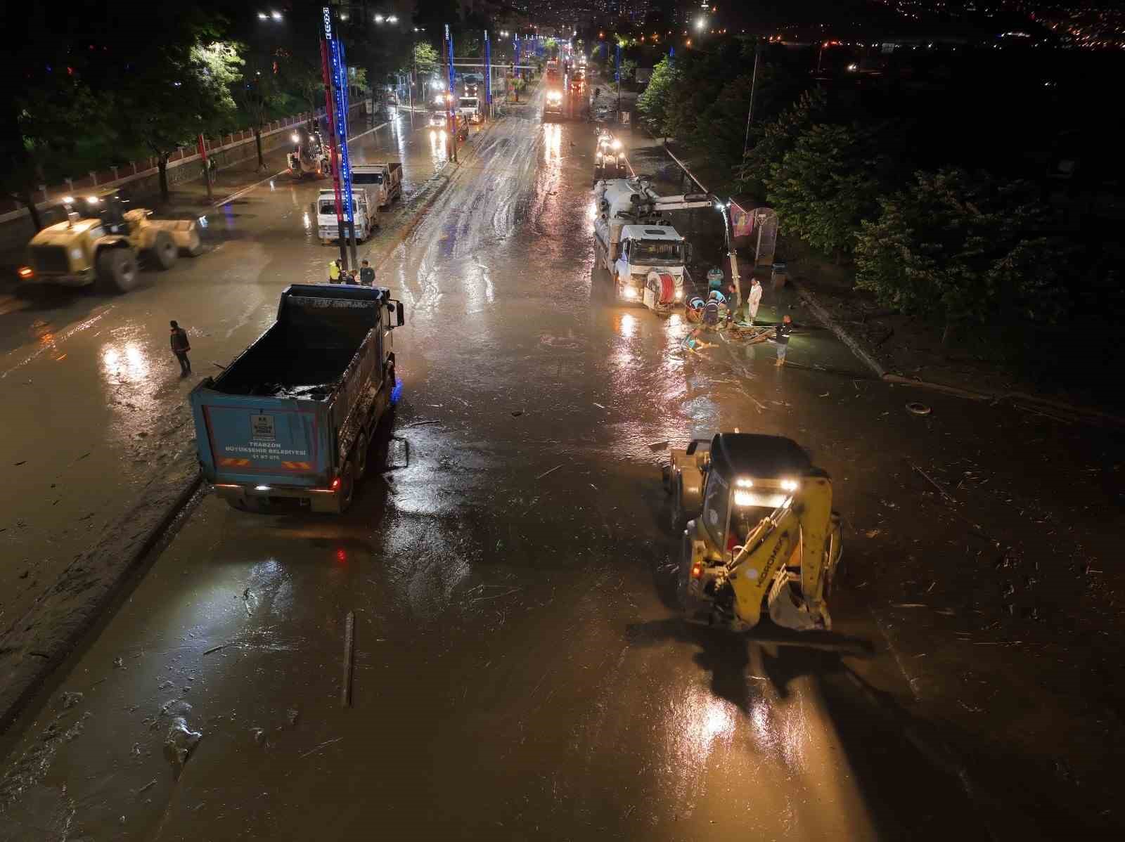 Trabzon’da sel ve su baskınları sonrası temizlik çalışmaları gecede sürüyor
