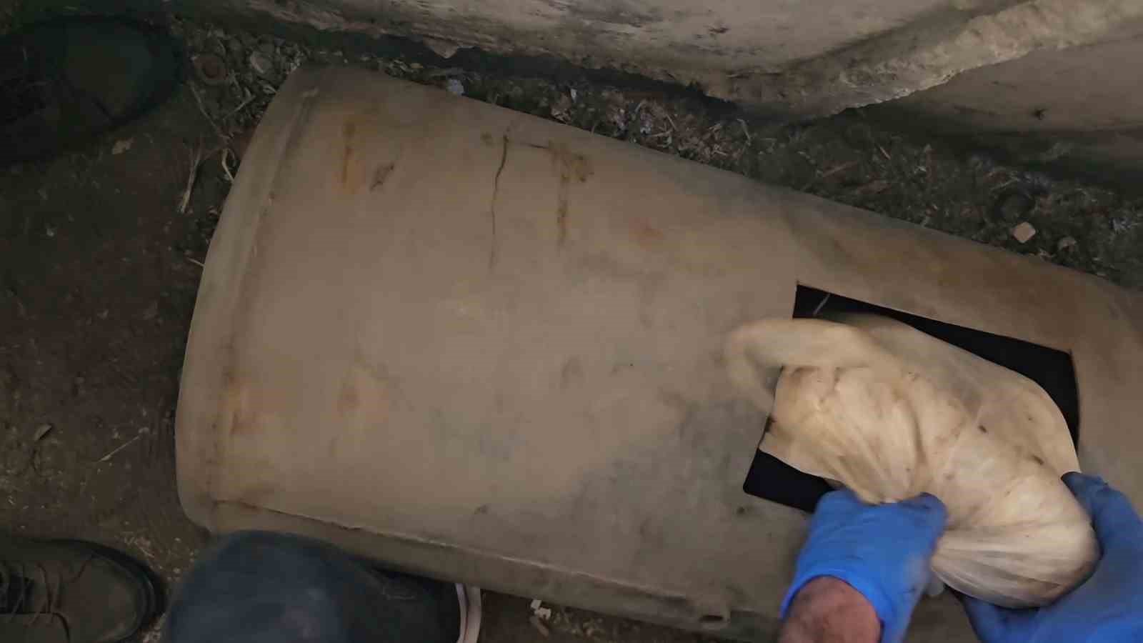 Ara&ccedil;taki 30 kilogram uyuşturucuyu &rsquo;Hektor&rsquo; buldu
