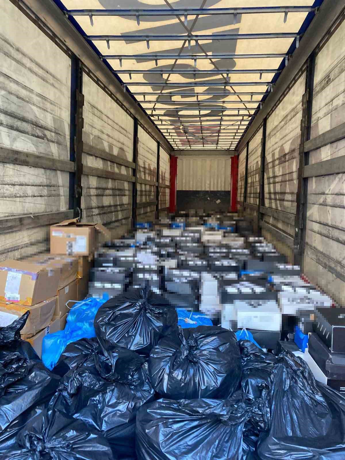 İstanbul&rsquo;da ayakkabı y&uuml;kl&uuml; tırı &ccedil;aldılar
