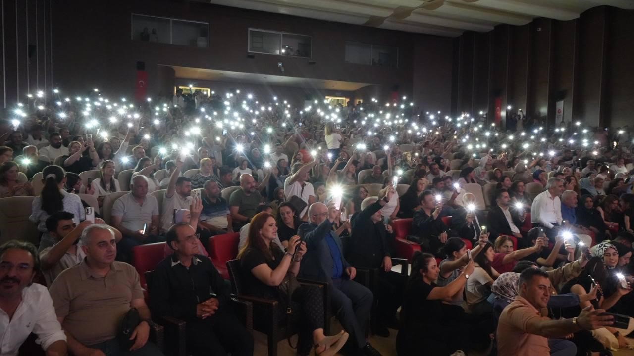 Musa Eroğlu konseri b&uuml;y&uuml;k ilgi g&ouml;rd&uuml;
