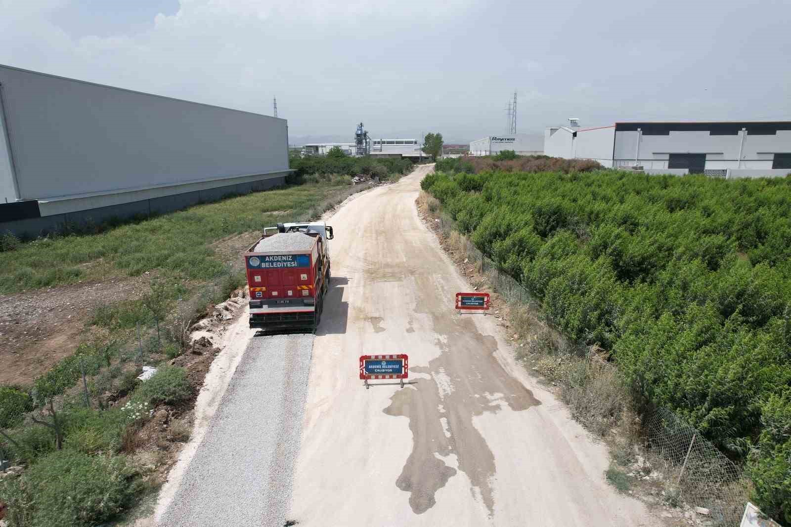 Akdeniz’de asfalt çalışmaları sürüyor