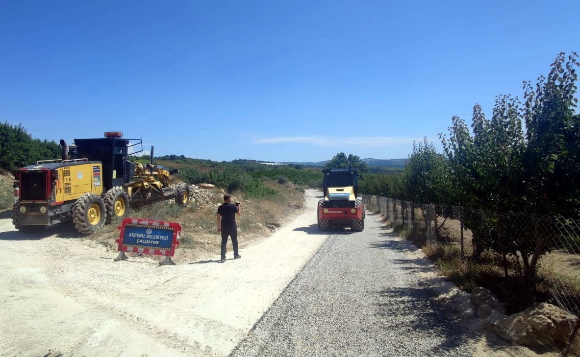 Akdeniz&rsquo;de asfalt &ccedil;alışmaları s&uuml;r&uuml;yor
